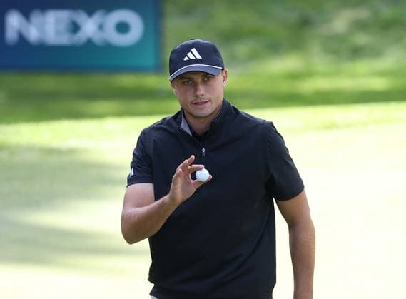 . - BMW PGA, Golf Herren Championship 2025, Day One, DP World Tour, Wentworth Golf Club, Virginia Water, Surrey, England.- 11th September 2025. (C) Daniel Weir Crystal Pix Ludvig Aberg Of Sweden acknowledges the crowd in celebration after his birdie on the 14th hole at Wentworth Golf Club during the BMW PGA Championship 2025 Day One. - BMW PGA Championship 2025, Day One, DP World Tour, Wentworth Golf Club, Virginia Water, Surrey, England.- 11th September 2025. (C) Daniel Weir Crystal Pix Surrey Wentworth Golf Club United Kingdom Copyright: xDanielxWeirx CP_BMW_PGA_Championship_2025_Day_One_71