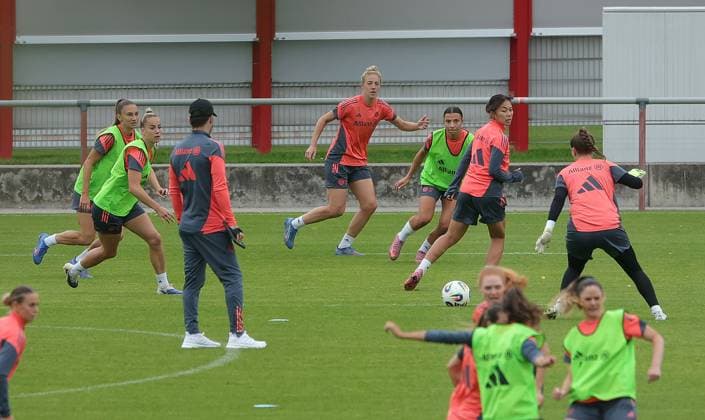 12 09 2025, FC Bayern training ground, Saebenerstrasse Muenchen, Soccer, Sports, in the picture Katharina Naschenweng FC Bayern , Giulia Gwinn FC Bayern , Co coach Moritz Lemmle FC Bayern , Carolin Simon FC Bayern , Arianna Caruso FC Bayern , Momoko Tanikawa FC Bayern and TW Ena Mahmutovic FC Bayern