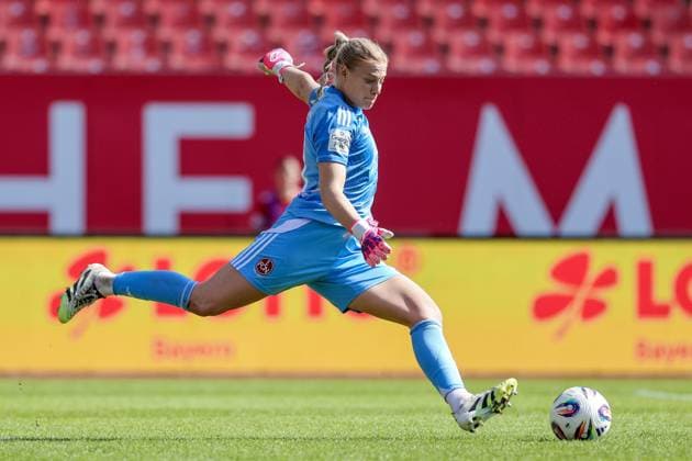 Larissa Rusek goalkeeper, 1 FC Nuremberg, 21 on the ball, cropped, single image, full body, action, action, game scene, THE DFB GUIDELINES PROHIBIT ANY USE OF PHOTOGRAPHS AS IMAGE SEQUENCES AND OR QUASI VIDEO DFB REGULATIONS PROHIBIT ANY USE OF PHOTOGRAPHS AS IMAGE SEQUENCES AND OR QUASI VIDEO , 13 09 2025, Nuremberg Germany , Football, Google Pixel Women Bundesliga, 1 FC Nürnberg SV Werder Bremen xobx