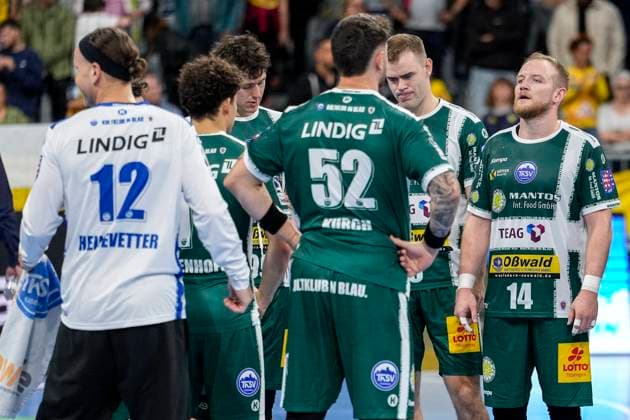 ThSV Eisenach players, disappointed about the defeat, disappointment after the final whistle, highlight, loser, lost, frustration, disappointed, pessimistic, 13 09 2025, Mannheim Germany , Handball, Bundesliga, Rhein Neckar Löwen ThSV Eisenach xozx