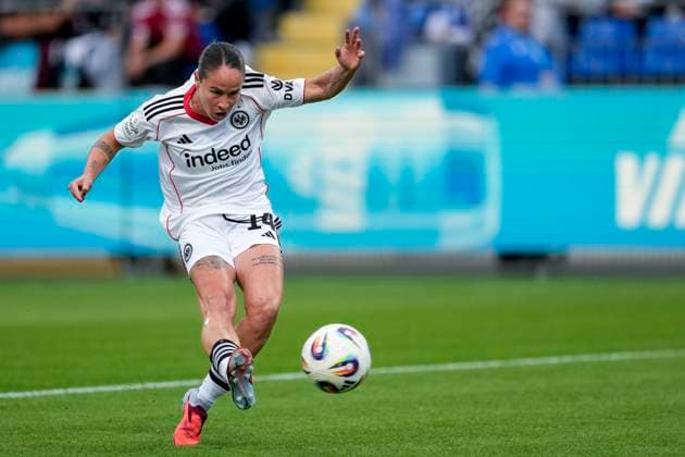 Geraldine Reuteler SGE, 14 , on the ball, cropped, full body, single image, single photo, action, action shot, shot on goal, goal chance, chance, 14 09 2025, Sinsheim Hoffenheim Germany , Football, Google Pixel Women Bundesliga, TSG 1899 Hoffenheim Eintracht Frankfurt, DFB DFL REGULATIONS PROHIBIT ANY USE OF PHOTOGRAPHS AS IMAGE SEQUENCES AND OR QUASI VIDEO xozx