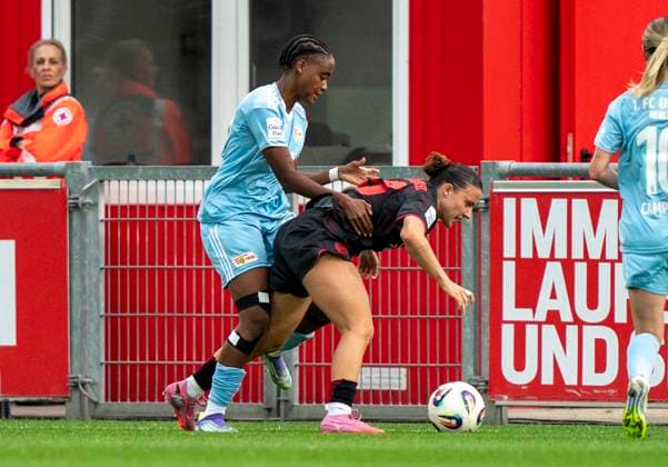 Duel between Naika Reissner 1 FC Union Berlin, 42 and Estrella Merino Gonzalez Bayer 04 Leverkusen, 10 15 09 2025, Bayer Leverkusen 1 FC Union Berlin, Football, Google Pixel Frauen Bundesliga, GER, Leverkusen, Ulrich Haberland Stadion, Saison 25 26, 2 Spieltag DFL regulations prohibit any use of photographs as image sequences and or quasi video Copyright: HMBxMedia xMarcoxBader