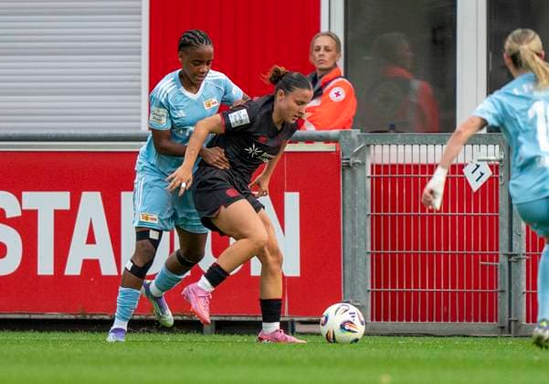 Duel between Naika Reissner 1 FC Union Berlin, 42 and Estrella Merino Gonzalez Bayer 04 Leverkusen, 10 15 09 2025, Bayer Leverkusen 1 FC Union Berlin, Football, Google Pixel Frauen Bundesliga, GER, Leverkusen, Ulrich Haberland Stadion, Saison 25 26, 2 Spieltag DFL regulations prohibit any use of photographs as image sequences and or quasi video Copyright: HMBxMedia xMarcoxBader