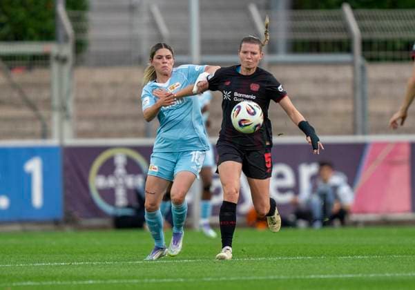 Duel between Eileen Campbell 1 FC Union Berlin, 10 and Claudia Wenger Bayer 04 Leverkusen, 5 15 09 2025, Bayer Leverkusen 1 FC Union Berlin, Football, Google Pixel Womens Bundesliga, GER, Leverkusen, Ulrich Haberland Stadium, Season 25 26, 2 Matchday DFL regulations prohibit any use of photographs as image sequences and or quasi video Copyright: HMBxMedia xMarcoxBader