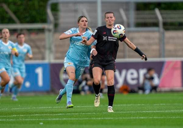 Duel between Eileen Campbell 1 FC Union Berlin, 10 and Claudia Wenger Bayer 04 Leverkusen, 5 15 09 2025, Bayer Leverkusen 1 FC Union Berlin, Football, Google Pixel Womens Bundesliga, GER, Leverkusen, Ulrich Haberland Stadium, Season 25 26, 2 Matchday DFL regulations prohibit any use of photographs as image sequences and or quasi video Copyright: HMBxMedia xMarcoxBader