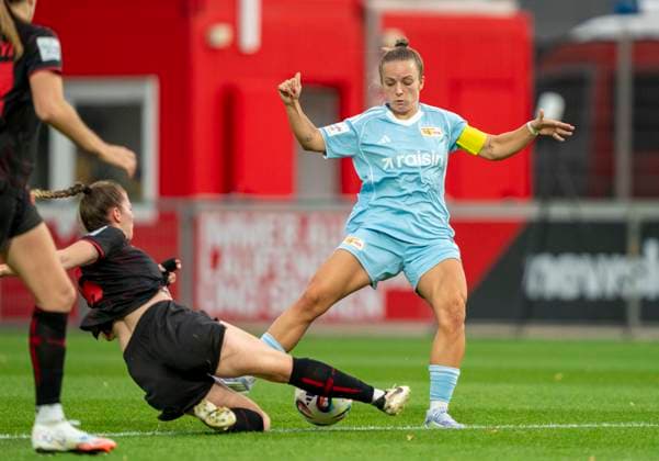 Lisa Heiseler 1 FC Union Berlin, 7 in duel with Claudia Wenger Bayer 04 Leverkusen, 5 15 09 2025, Bayer Leverkusen 1 FC Union Berlin, Football, Google Pixel Frauen Bundesliga, GER, Leverkusen, Ulrich Haberland Stadion, Saison 25 26, 2 Spieltag DFL regulations prohibit any use of photographs as image sequences and or quasi video Copyright: HMBxMedia xMarcoxBader