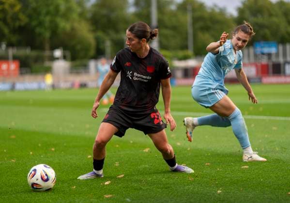Duel between Ruby Grant Bayer 04 Leverkusen, 22 and Sophie Weidauer 1 FC Union Berlin, 9 15 09 2025, Bayer Leverkusen 1 FC Union Berlin, Football, Google Pixel Frauen Bundesliga, GER, Leverkusen, Ulrich Haberland Stadion, Saison 25 26, 2 Spieltag DFL regulations prohibit any use of photographs as image sequences and or quasi video Copyright: HMBxMedia xMarcoxBader