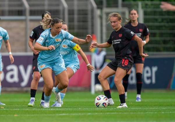 Duel between Tanja Pawollek 1 FC Union Berlin, 31 and Sofie Zdebel Bayer 04 Leverkusen, 16 15 09 2025, Bayer Leverkusen 1 FC Union Berlin, Football, Google Pixel Frauen Bundesliga, GER, Leverkusen, Ulrich Haberland Stadion, Saison 25 26, 2 Spieltag DFL regulations prohibit any use of photographs as image sequences and or quasi video Copyright: HMBxMedia xMarcoxBader