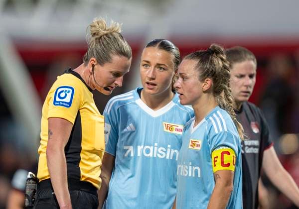 Lisa Heiseler 1 FC Union Berlin, 7 and Eileen Campbell 1 FC Union Berlin, 10 discuss with Anna Lena Heidenreich referee and demand a penalty kick 15 09 2025, Bayer Leverkusen 1 FC Union Berlin, Football, Google Pixel Frauen Bundesliga, GER, Leverkusen, Ulrich Haberland Stadion, Saison 25 26, 2 Spieltag DFL regulations prohibit any use of photographs as image sequences and or quasi video Copyright: HMBxMedia xMarcoxBader