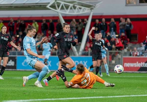 duel between Sophie Weidauer 1 FC Union Berlin, 9 and Friederike Repohl Bayer 04 Leverkusen, 27 15 09 2025, Bayer Leverkusen 1 FC Union Berlin, Football, Google Pixel Frauen Bundesliga, GER, Leverkusen, Ulrich Haberland Stadion, Saison 25 26, 2 Spieltag DFL regulations prohibit any use of photographs as image sequences and or quasi video Copyright: HMBxMedia xMarcoxBader