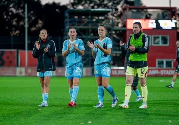 from left to right Anna Weis 1 FC Union Berlin, 21 , Antonia Halverkamps 1 FC Union Berlin, 29 , Jenny Hipp 1 FC Union Berlin, 27 and Melanie Wagner 1 FC Union Berlin, 12 clap disappointedly to the traveling fans 15 09 2025, Bayer Leverkusen 1 FC Union Berlin, Fußball, Google Pixel Frauen Bundesliga, GER, Leverkusen, Ulrich Haberland Stadion, Saison 25 26, 2 Spieltag DFL regulations prohibit any use of photographs as image sequences and or quasi video Copyright: HMBxMedia xMarcoxBader