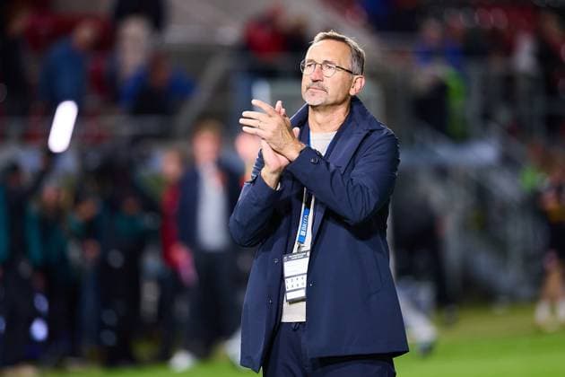 Achim Beierlorzer SSV Jahn Regensburg, Managing Director Sport applauds the fans GER, SV Wehen Wiesbaden vs SSV Jahn Regensburg, Football, Men, 3 League, Matchday 6, Season 2025 2026, 16 09 2025 GER, SV Wehen Wiesbaden vs SSV Jahn Regensburg, Football, Men, 3 League, Matchday 6, Season 2025 2026, 16 09 2025 Wiesbaden Copyright: xEibner-Pressefoto GeraldxOelze-dx EP_ODS