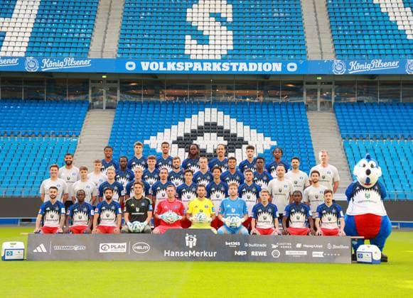 official portrait date club Hamburger SV 2025 2026 Bottom row seated Fabio Vieira, Jean Luc Dompà , Immanuel Pherai, Fernando Dickes, Daniel Peretz, Daniel Heuer Fernandes, Hannes Hermann, Emir Sahiti, Fabio Baldà , Giorgi Gocholeishvili Second row from bottom Merlin Polzin, Loic Favà , Noah Katterbach, Silvan Hefti, Rayan Philippe, Nicolas Capaldo, Alexander Rossing Lelesiit, William Mikelbrencis, Sven Höh, Basil More Chevalier Third row from bottom Richard Krohn, Max Bergmann, Bakery Jatta, Nicolai Remberg, Jonas Meffert, Miro Muheim, Ransford Königsdörffer, Albert Lokonga, Sebastian Capel, Jan Hasenkamp Top row Warmed Omari, Luka Vuskovic, Robert Glatzel, Jordan Torunarigha, Yussuf Poulsen, Daniel Elfadli, Aboubaka Soumahoro 17 09 2025, Sporthalle, Hamburg, official portrait date club Hamburger SV 2025 2026 nordphotoxGmbHxx xHoyer nph00001