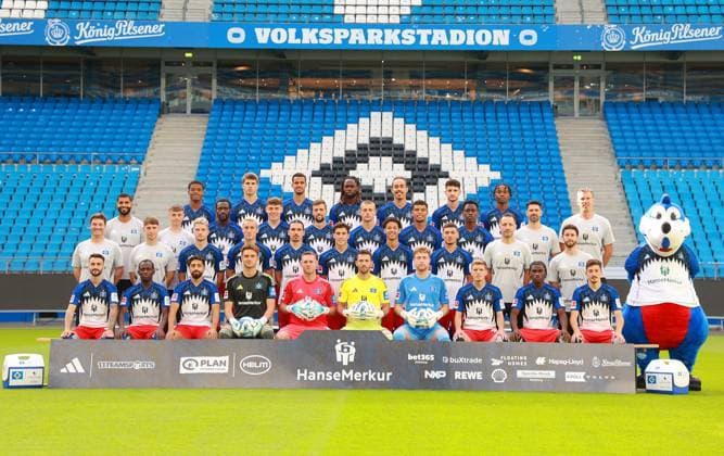 official portrait date club Hamburger SV 2025 2026 Bottom row seated Fabio Vieira, Jean Luc Dompà , Immanuel Pherai, Fernando Dickes, Daniel Peretz, Daniel Heuer Fernandes, Hannes Hermann, Emir Sahiti, Fabio Baldà , Giorgi Gocholeishvili Second row from bottom Merlin Polzin, Loic Favà , Noah Katterbach, Silvan Hefti, Rayan Philippe, Nicolas Capaldo, Alexander Rossing Lelesiit, William Mikelbrencis, Sven Höh, Basil More Chevalier Third row from bottom Richard Krohn, Max Bergmann, Bakery Jatta, Nicolai Remberg, Jonas Meffert, Miro Muheim, Ransford Königsdörffer, Albert Lokonga, Sebastian Capel, Jan Hasenkamp Top row Warmed Omari, Luka Vuskovic, Robert Glatzel, Jordan Torunarigha, Yussuf Poulsen, Daniel Elfadli, Aboubaka Soumahoro 17 09 2025, Sporthalle, Hamburg, official portrait date club Hamburger SV 2025 2026 nordphotoxGmbHxx xHoyer nph00001