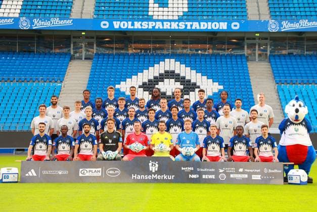 official portrait date club Hamburger SV 2025 2026 Bottom row seated Fabio Vieira, Jean Luc Dompà , Immanuel Pherai, Fernando Dickes, Daniel Peretz, Daniel Heuer Fernandes, Hannes Hermann, Emir Sahiti, Fabio Baldà , Giorgi Gocholeishvili Second row from bottom Merlin Polzin, Loic Favà , Noah Katterbach, Silvan Hefti, Rayan Philippe, Nicolas Capaldo, Alexander Rossing Lelesiit, William Mikelbrencis, Sven Höh, Basil More Chevalier Third row from bottom Richard Krohn, Max Bergmann, Bakery Jatta, Nicolai Remberg, Jonas Meffert, Miro Muheim, Ransford Königsdörffer, Albert Lokonga, Sebastian Capel, Jan Hasenkamp Top row Warmed Omari, Luka Vuskovic, Robert Glatzel, Jordan Torunarigha, Yussuf Poulsen, Daniel Elfadli, Aboubaka Soumahoro 17 09 2025, Sporthalle, Hamburg, official portrait date club Hamburger SV 2025 2026 nordphotoxGmbHxx xHoyer nph00001