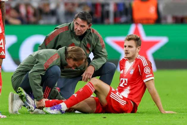 Josip Stanisic FC Bayern Muenchen sits injured on the pitch and is subsequently substituted, UEFA Champions League 2025 26 League Phase MD1, FC Bayern München v Chelsea FC, Football Arena Munich, September 17, 2025 in Munich, Germany Photo by Marco Steinbrenner DeFodi Images Josip Stanisic FC Bayern Muenchen sits injured on the pitch and is subsequently substituted, UEFA Champions League 2025 26 League Phase MD1, FC Bayern München v Chelsea FC, Football Arena Munich, September 17, 2025 in Munich, Germany Photo by Marco Steinbrenner DeFodi Images