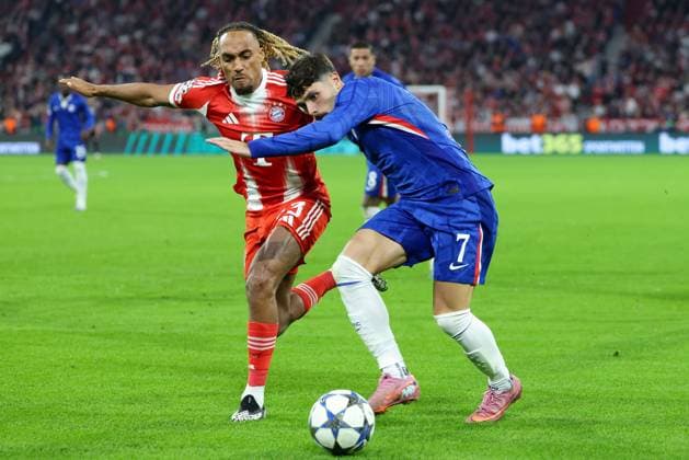 Sacha Boey of Bayern Munich and Pedro Neto of Chelsea Bayern Munich v Chelsea, UEFA Champions League, Group Stage, Football, Allianz Arena, Munich, Germany - 17 Sep 2025Munich Allianz Arena Germany EDITORIAL USE ONLY No use with unauthorised audio, video, data, fixture lists, club league logos or live services. Online in-match use limited to 120 images, no video emulation. No use in betting, games or single club league player publications. Copyright: xChristianxKolbert Shutterstockx 15481350bj