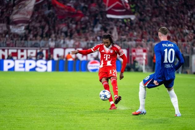 Michael Olise FC Bayern Muenchen, 17 on the ball, before Cole Palmer Chelsea FC, 10 , GER, FC Bayern Muenchen vs Chelsea FC, Football, UEFA Champions League, League Phase, Matchday 1, 2025 2026 Season, 17 09 2025 GER, FC Bayern Muenchen vs Chelsea FC, Football, UEFA Champions League, League Phase, Matchday 1, 2025 2026 Season, 17 09 2025 Muenchen Copyright: xEibner-Pressefoto Memmlerx EP_MMR