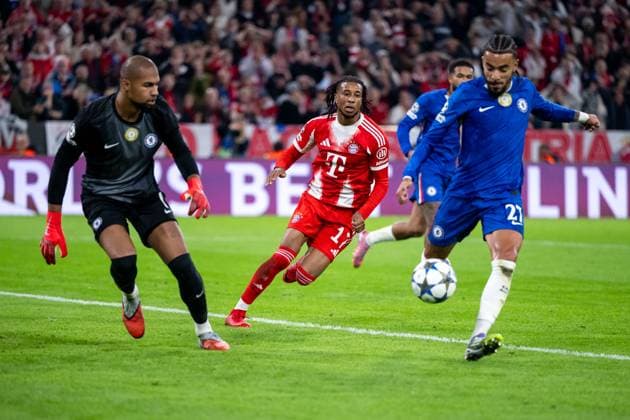 Michael Olise FC Bayern Muenchen, 17 , before Malo Gusto FC Chelsea, 27 on the ball, Robert Sanchez FC Chelsea, 01 , GER, FC Bayern Muenchen vs FC Chelsea FC, Football, UEFA Champions League, League Phase, Matchday 1, 2025 2026 Season, 17 09 2025 GER, FC Bayern Muenchen vs FC Chelsea FC, Football, UEFA Champions League, League Phase, Matchday 1, 2025 2026 Season, 17 09 2025 Muenchen Copyright: xEibner-Pressefoto Memmlerx EP_MMR