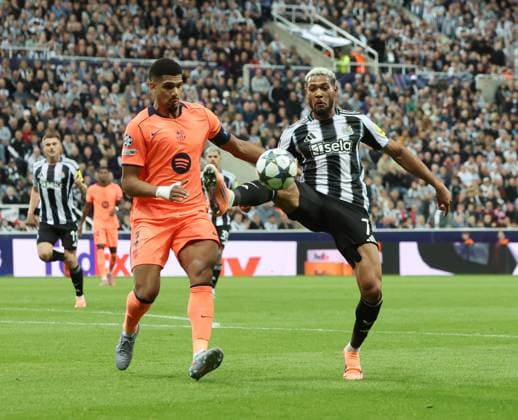 Newcastle Upon Tyne, England, 18th September 2025. Ronald Araujo of FC Barcelona, Barca (l) tussles with Joelinton of Newcastle United (r) during the Newcastle United vs FC Barcelona UEFA Champions League match at St. James Park, Newcastle Upon Tyne. Picture credit should read: Nigel Roddis Sportimage EDITORIAL USE ONLY. No use with unauthorised audio, video, data, fixture lists, club league logos or live services. Online in-match use limited to 120 images, no video emulation. No use in betting, games or single club league player publications. SPI_037_NR_Newcastle_Barca SPI-4145-0037