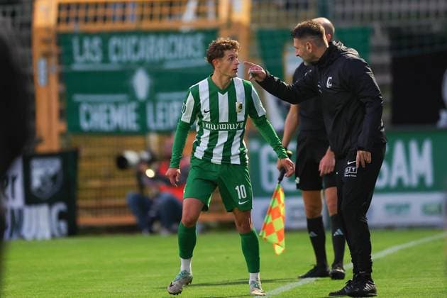 Leipzig, 16 09 2025, Alfred Kunze Sportpark, Football, Men, Season 2025 2026, Regionalliga Nordost, Matchday 8 , BSG Chemie Leipzig Rot Weiß Erfurt , In the picture Fynn Seidel 10, Chemie and coach Adrian Alipour, Chemie Leipzig ,