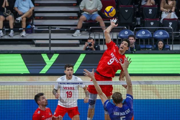 Turkiye v The Netherlands - Men s Volleyball World Championship, WM, Weltmeisterschaft 2025 METRO MANILA, PHILIPPINES - SEPTEMBER 20: Ramazan Efe Mandiraci (9) of Turkiye during the round of 16 match between Turkiye and the Netherlands, in the FIVBVolleyball Men s World Championship, at the Mall of Asia Arena, in Pasay City, Metro Manila, Philippines, on September 20, 2025. Daniel Ceng Anadolu Manila Philippines. Editorial use only. Please get in touch for any other usage. Copyright: x2025xAnadoluxDanielxCengx