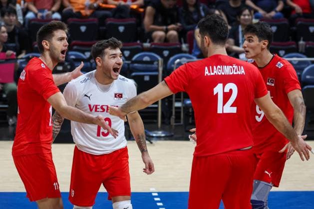 Turkiye v The Netherlands - Men s Volleyball World Championship, WM, Weltmeisterschaft 2025 METRO MANILA, PHILIPPINES - SEPTEMBER 20: Players of Turkiye celebrate after a score during the round of 16 match between Turkiye and the Netherlands, in the FIVBVolleyball Men s World Championship, at the Mall of Asia Arena, in Pasay City, Metro Manila, Philippines, on September 20, 2025. Daniel Ceng Anadolu Manila Philippines. Editorial use only. Please get in touch for any other usage. Copyright: x2025xAnadoluxDanielxCengx