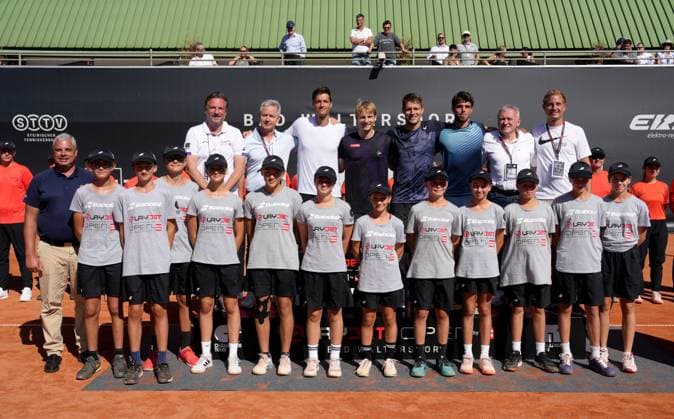 TENNIS - ATP, Tennis Herren Layjet Open BAD WALTERSDORF,AUSTRIA,20.SEP.25 - TENNIS - ATP Challenger Tour, Layjet Open. Image shows tournament director Sascha Freitag, managing director Rainer Dunst (LAYJET), Nino Serdarusic (CRO), David Pichler (AUT), Jiri Barnat, Filip Duda (CZE), mayor Johann Fiedler (Bad Waltersdorf) and Philipp Hochstrasser (STTV) with ball Children. GEPAxpictures xMichaelxRiedler