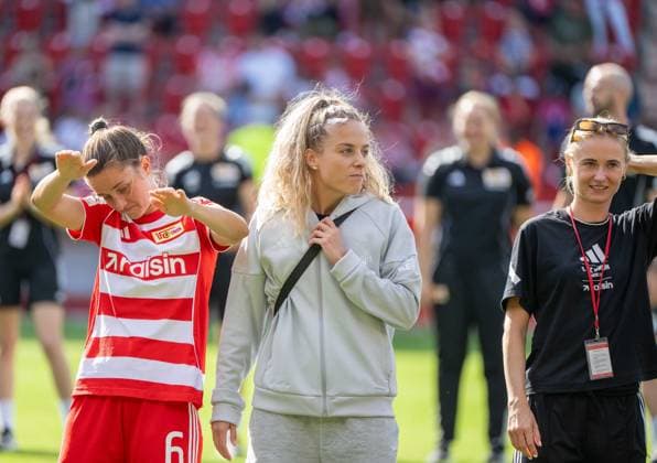 Soccer, Women, Season 2025 2026, Google Pixel Women Bundesliga 3 Matchday , 1 FC Union Berlin SGS Essen, f l Celine Frank, Jenny Hipp 1 Women 1 FC Union , Judith Steinert, on the lap of honor, cheering after the final whistle, 20 09 2025, Copyright: xMatthiasxKochx