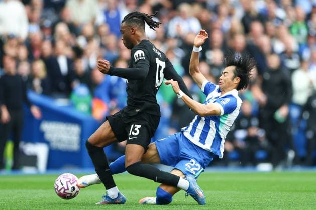 Destiny Udogie of Tottenham Hotspur and Kaoru Mitoma of Brighton & Hove Albion battle for the ball Brighton and Hove Albion v Tottenham Hotspur, Premier League, Football, American Express Community Stadium, Brighton, UK - 20 Sep 2025Brighton American Express Community Stadi United Kingdom EDITORIAL USE ONLY No use with unauthorised audio, video, data, fixture lists, club league logos or live services. Online in-match use limited to 120 images, no video emulation. No use in betting, games or single club league player publications. Copyright: xSimonxDael Shutterstockx 15487085ag
