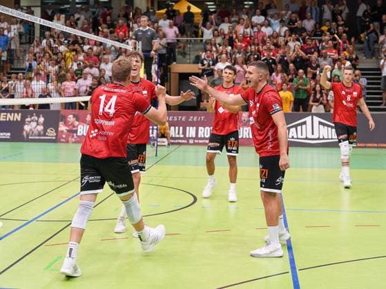 The team celebrates the winning point by 3 0 TV Rottenburg , TV Rottenburg vs L E Volleys, Volleyball, 2 Bundesliga Sued, 1 Spieltag, 2025 2026, 20 09 2025, TV Rottenburg vs L E Volleys, Volleyball, 2 Bundesliga Sued, 1 Spieltag, 2025 2026, 20 09 2025 Rottenburg am Neckar Copyright: xEibner-Pressefoto DanielexLaxRocx EP_DLO