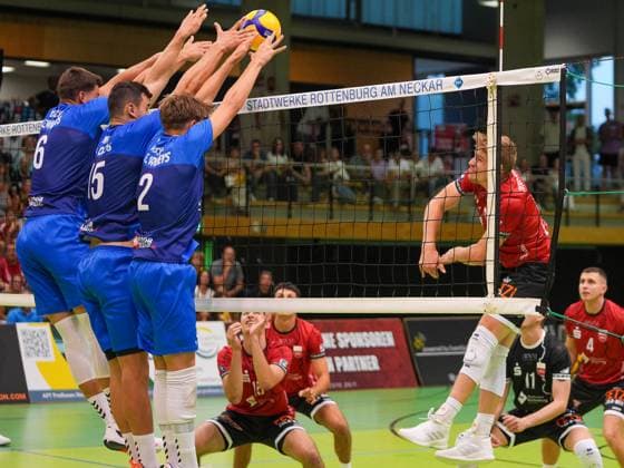 L E Volleys defends with a wall , TV Rottenburg vs L E Volleys, Volleyball, 2 Bundesliga Sued, 1 Matchday, 2025 2026, 20 09 2025, TV Rottenburg vs L E Volleys, Volleyball, 2 Bundesliga Sued, 1 Matchday, 2025 2026, 20 09 2025 Rottenburg am Neckar Copyright: xEibner-Pressefoto DanielexLaxRocx EP_DLO