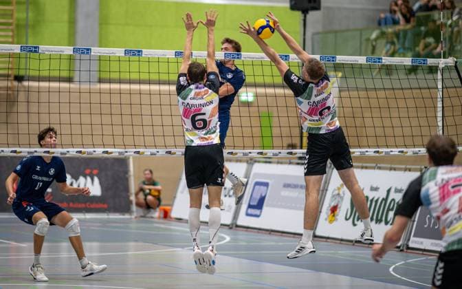 Volleyball, Season 2025 2026, 2 Bundesliga Nord, 20 09 2025, 02 Matchday, Men, TuB Bocholt blue vs TSV Giesen Grizzlys 2 white v l Joke Johannig TuB Bocholt , Alexander Gruene TSV Giesen Grizzlys II , Luis Kubo TuB Bocholt , Tizian Babel TSV Giesen Grizzlys II , Bocholt Sporthalle West Nordrhein Westfalen Germany 250920_vb_tub-bocholt_tsv-giesen-2_44698