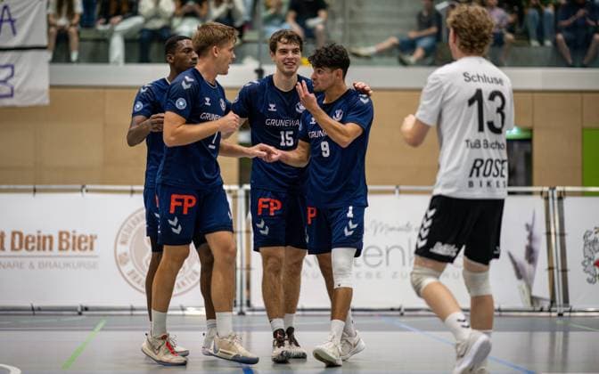 Volleyball, Season 2025 2026, 2 Bundesliga Nord, 20 09 2025, 02 Matchday, Men, TuB Bocholt blue vs TSV Giesen Grizzlys 2 white v l Rudy Schneider TuB Bocholt , Luis Kubo TuB Bocholt , Bohdan Velychko TuB Bocholt , Lukas Salimi TuB Bocholt , Tom Luca Schluse Libero TuB Bocholt , Bocholt Sporthalle West Nordrhein Westfalen Germany 250920_vb_tub-bocholt_tsv-giesen-2_44720