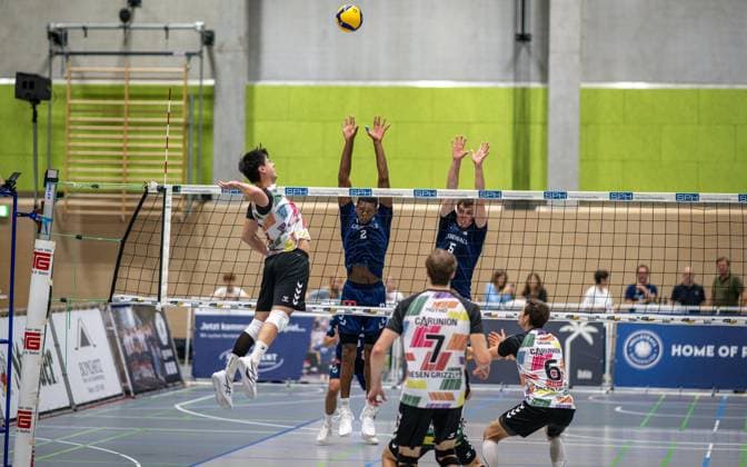 Volleyball, Season 2025 2026, 2 Bundesliga Nord, 20 09 2025, 02 Matchday, Men, TuB Bocholt blue vs TSV Giesen Grizzlys 2 white v l Linus Herrmann TSV Giesen Grizzlys II , Rudy Schneider TuB Bocholt , Phil Hotho TSV Giesen Grizzlys II, 7 , Bohdan Velychko TuB Bocholt , Alexander Gruene TSV Giesen Grizzlys II, 6 , Bocholt Sporthalle West Nordrhein Westfalen Germany 250920_vb_tub-bocholt_tsv-giesen-2_44725