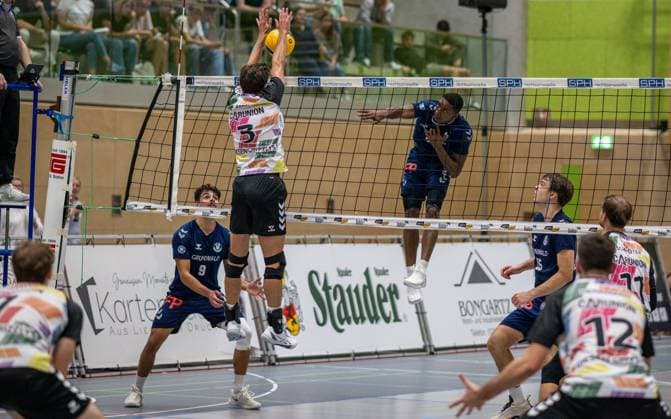 Volleyball, Season 2025 2026, 2 Bundesliga Nord, 20 09 2025, 02 Matchday, Men, TuB Bocholt blue vs TSV Giesen Grizzlys 2 white v l Lukas Salimi TuB Bocholt , Marius Appel TSV Giesen Grizzlys II , Rudy Schneider TuB Bocholt , Bohdan Velychko TuB Bocholt , Linus Herrmann TSV Giesen Grizzlys II , Jannis Schroeter TSV Giesen Grizzlys II , Bocholt Sporthalle West Nordrhein Westfalen Germany 250920_vb_tub-bocholt_tsv-giesen-2_44740