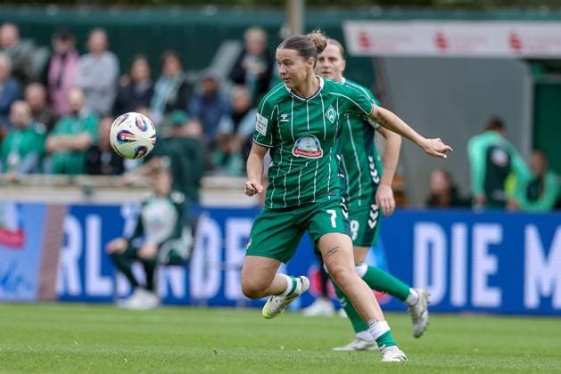 Larissa Mühlhaus SV Werder Bremen, 7 on the ball, single image, full body, action, action, game scene, THE DFB GUIDELINES PROHIBIT ANY USE OF PHOTOGRAPHS AS IMAGE SEQUENCES AND OR QUASI VIDEO DFB REGULATIONS PROHIBIT ANY USE OF PHOTOGRAPHS AS IMAGE SEQUENCES AND OR QUASI VIDEO , 21 09 2025, Bremen Germany , Soccer, Google Pixel Womens Bundesliga, SV Werder Bremen TSG 1899 Hoffenheim xobx