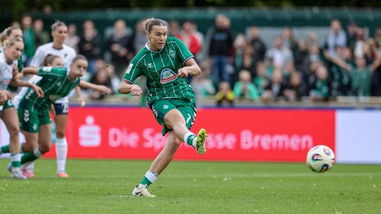 Goalscorer Larissa Mühlhaus SV Werder Bremen, 7 on penalty kick, penalty shot, game scene, action, action, scores the goal to 1 0, goal, highlight, goal success, THE DFB REGULATIONS PROHIBIT ANY USE OF PHOTOGRAPHS AS IMAGE SEQUENCES AND OR QUASI VIDEO , 21 09 2025, Bremen Germany , Football, Google Pixel Womens Bundesliga, SV Werder Bremen TSG 1899 Hoffenheim xobx