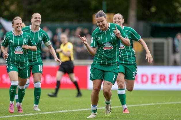from left Chiara D Angelo SV Werder Bremen, 2 , Lina Hausicke SV Werder Bremen, 18 , goal scorer Larissa Mühlhaus SV Werder Bremen, 7 and Verena Wieder SV Werder Bremen, 31 with goal celebration, cheering, jubilant, optimistic, game scene, highlight, joy about the goal for 1 0, THE DFB REGULATIONS PROHIBIT ANY USE OF PHOTOGRAPHS AS IMAGE SEQUENCES AND OR QUASI VIDEO , 21 09 2025, Bremen Germany , Football, Google Pixel Womens Bundesliga, SV Werder Bremen TSG 1899 Hoffenheim xobx