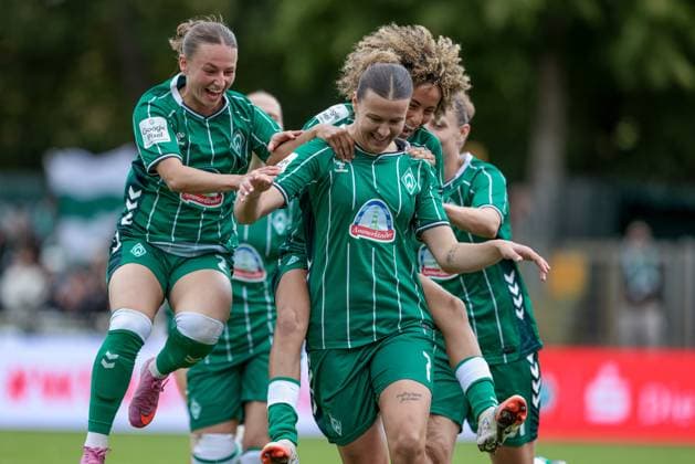 from left Chiara D Angelo SV Werder Bremen, 2 , goal scorer Larissa Mühlhaus SV Werder Bremen, 7 and Amira Arfaoui SV Werder Bremen, 8 with goal celebration, cheering, jubilant, optimistic, game scene, highlight, joy about the goal for 1 0, THE DFB REGULATIONS PROHIBIT ANY USE OF PHOTOGRAPHS AS IMAGE SEQUENCES AND OR QUASI VIDEO , 21 09 2025, Bremen Germany , Football, Google Pixel Womens Bundesliga, SV Werder Bremen TSG 1899 Hoffenheim xobx
