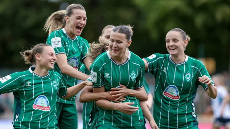 from left Chiara D Angelo SV Werder Bremen, 2 , Medina Desic SV Werder Bremen, 9 , goal scorer Larissa Mühlhaus SV Werder Bremen, 7 and Verena Wieder SV Werder Bremen, 31 with goal celebration, cheering, jubilant, optimistic, game scene, highlight, joy about the goal for 1 0, THE DFB REGULATIONS PROHIBIT ANY USE OF PHOTOGRAPHS AS IMAGE SEQUENCES AND OR QUASI VIDEO , 21 09 2025, Bremen Germany , Football, Google Pixel Womens Bundesliga, SV Werder Bremen TSG 1899 Hoffenheim xobx