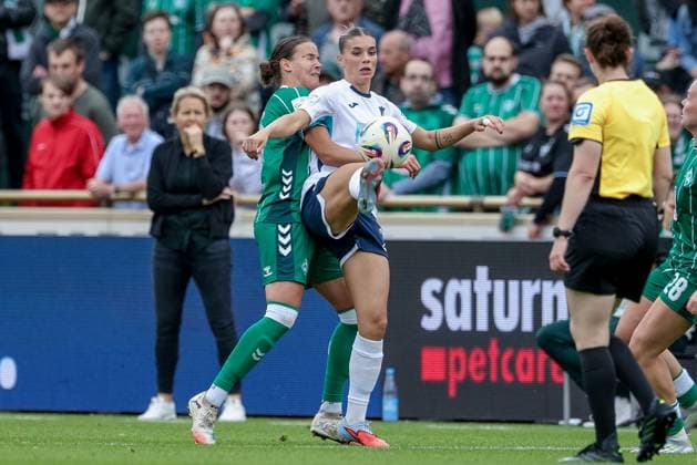from left Hanna Nemeth SV Werder Bremen, 23 and Selina Cerci TSG 1899 Hoffenheim, 29 in a duel, dynamic, action, action, game scene, THE DFB REGULATIONS PROHIBIT ANY USE OF PHOTOGRAPHS AS IMAGE SEQUENCES AND OR QUASI VIDEO , 21 09 2025, Bremen Germany , Football, Google Pixel Womens Bundesliga, SV Werder Bremen TSG 1899 Hoffenheim xobx