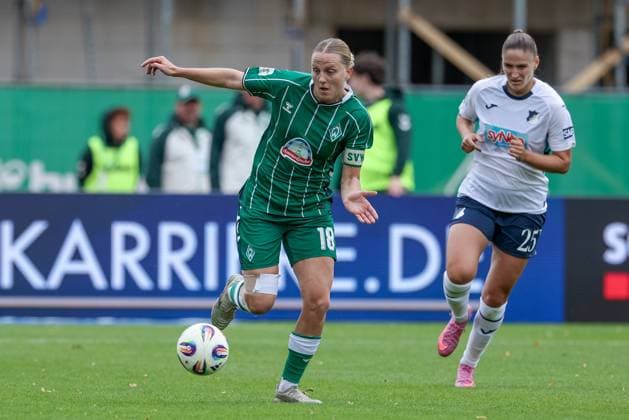 Lina Hausicke SV Werder Bremen, 18 on the ball, single image, full body, action, action, match scene, THE DFB GUIDELINES PROHIBIT ANY USE OF PHOTOGRAPHS AS IMAGE SEQUENCES AND OR QUASI VIDEO DFB REGULATIONS PROHIBIT ANY USE OF PHOTOGRAPHS AS IMAGE SEQUENCES AND OR QUASI VIDEO , 21 09 2025, Bremen Germany , Soccer, Google Pixel Womens Bundesliga, SV Werder Bremen TSG 1899 Hoffenheim xobx