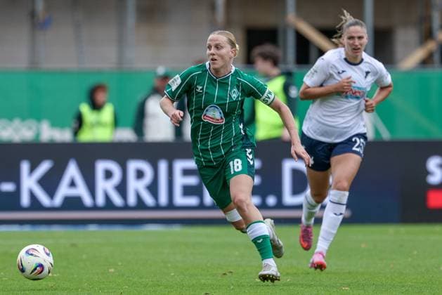 Lina Hausicke SV Werder Bremen, 18 on the ball, single image, full body, action, action, match scene, THE DFB GUIDELINES PROHIBIT ANY USE OF PHOTOGRAPHS AS IMAGE SEQUENCES AND OR QUASI VIDEO DFB REGULATIONS PROHIBIT ANY USE OF PHOTOGRAPHS AS IMAGE SEQUENCES AND OR QUASI VIDEO , 21 09 2025, Bremen Germany , Soccer, Google Pixel Womens Bundesliga, SV Werder Bremen TSG 1899 Hoffenheim xobx