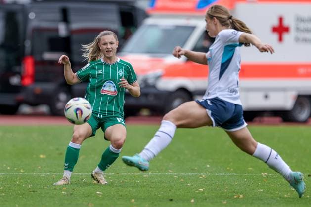 from left Michelle Weiß SV Werder Bremen, 15 and Jamilla Rankin TSG 1899 Hoffenheim, 5 in a duel, dynamic, action, action, game scene, THE DFB REGULATIONS PROHIBIT ANY USE OF PHOTOGRAPHS AS IMAGE SEQUENCES AND OR QUASI VIDEO , 21 09 2025, Bremen Germany , Football, Google Pixel Womens Bundesliga, SV Werder Bremen TSG 1899 Hoffenheim xobx