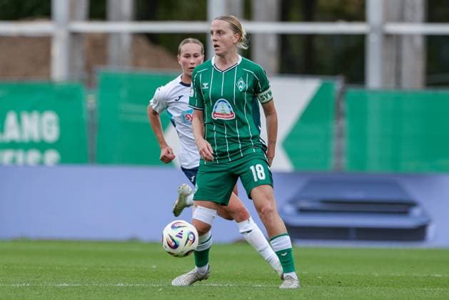 Lina Hausicke SV Werder Bremen, 18 on the ball, single image, full body, action, action, match scene, THE DFB GUIDELINES PROHIBIT ANY USE OF PHOTOGRAPHS AS IMAGE SEQUENCES AND OR QUASI VIDEO DFB REGULATIONS PROHIBIT ANY USE OF PHOTOGRAPHS AS IMAGE SEQUENCES AND OR QUASI VIDEO , 21 09 2025, Bremen Germany , Soccer, Google Pixel Womens Bundesliga, SV Werder Bremen TSG 1899 Hoffenheim xobx