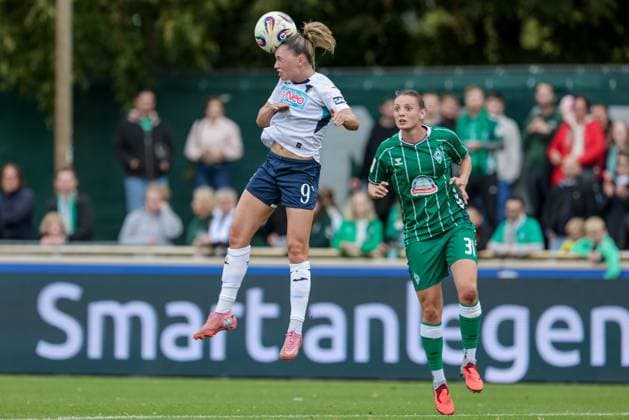 from left Jill Janssens TSG 1899 Hoffenheim, 9 and Verena Wieder SV Werder Bremen, 31 in header duel, header, duel, action, action, game scene, THE DFB REGULATIONS PROHIBIT ANY USE OF PHOTOGRAPHS AS IMAGE SEQUENCES AND OR QUASI VIDEO , 21 09 2025, Bremen Germany , Football, Google Pixel Womens Bundesliga, SV Werder Bremen TSG 1899 Hoffenheim xobx