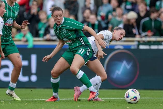from left Verena Wieder SV Werder Bremen, 31 and Jill Janssens TSG 1899 Hoffenheim, 9 in a duel, dynamic, action, action, game scene, THE DFB REGULATIONS PROHIBIT ANY USE OF PHOTOGRAPHS AS IMAGE SEQUENCES AND OR QUASI VIDEO , 21 09 2025, Bremen Germany , Football, Google Pixel Womens Bundesliga, SV Werder Bremen TSG 1899 Hoffenheim xobx