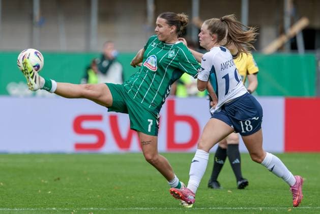 from left Larissa Mühlhaus SV Werder Bremen, 7 and Valesca Ampoorter TSG 1899 Hoffenheim, 18 in a duel, dynamic, action, action, game scene, THE DFB REGULATIONS PROHIBIT ANY USE OF PHOTOGRAPHS AS IMAGE SEQUENCES AND OR QUASI VIDEO , 21 09 2025, Bremen Germany , Football, Google Pixel Womens Bundesliga, SV Werder Bremen TSG 1899 Hoffenheim xobx