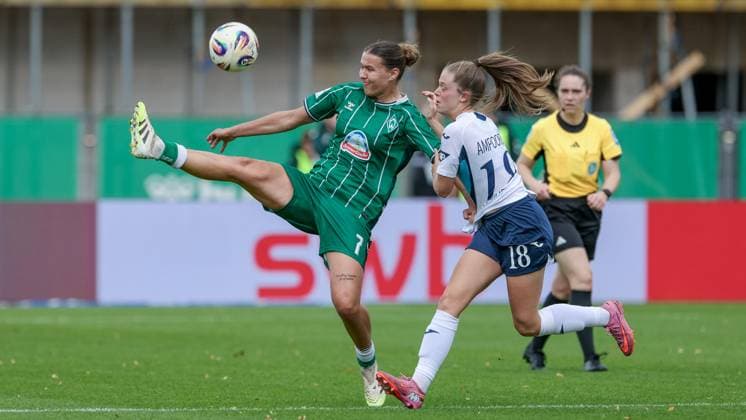 from left Larissa Mühlhaus SV Werder Bremen, 7 and Valesca Ampoorter TSG 1899 Hoffenheim, 18 in a duel, dynamic, action, action, game scene, THE DFB REGULATIONS PROHIBIT ANY USE OF PHOTOGRAPHS AS IMAGE SEQUENCES AND OR QUASI VIDEO , 21 09 2025, Bremen Germany , Football, Google Pixel Womens Bundesliga, SV Werder Bremen TSG 1899 Hoffenheim xobx